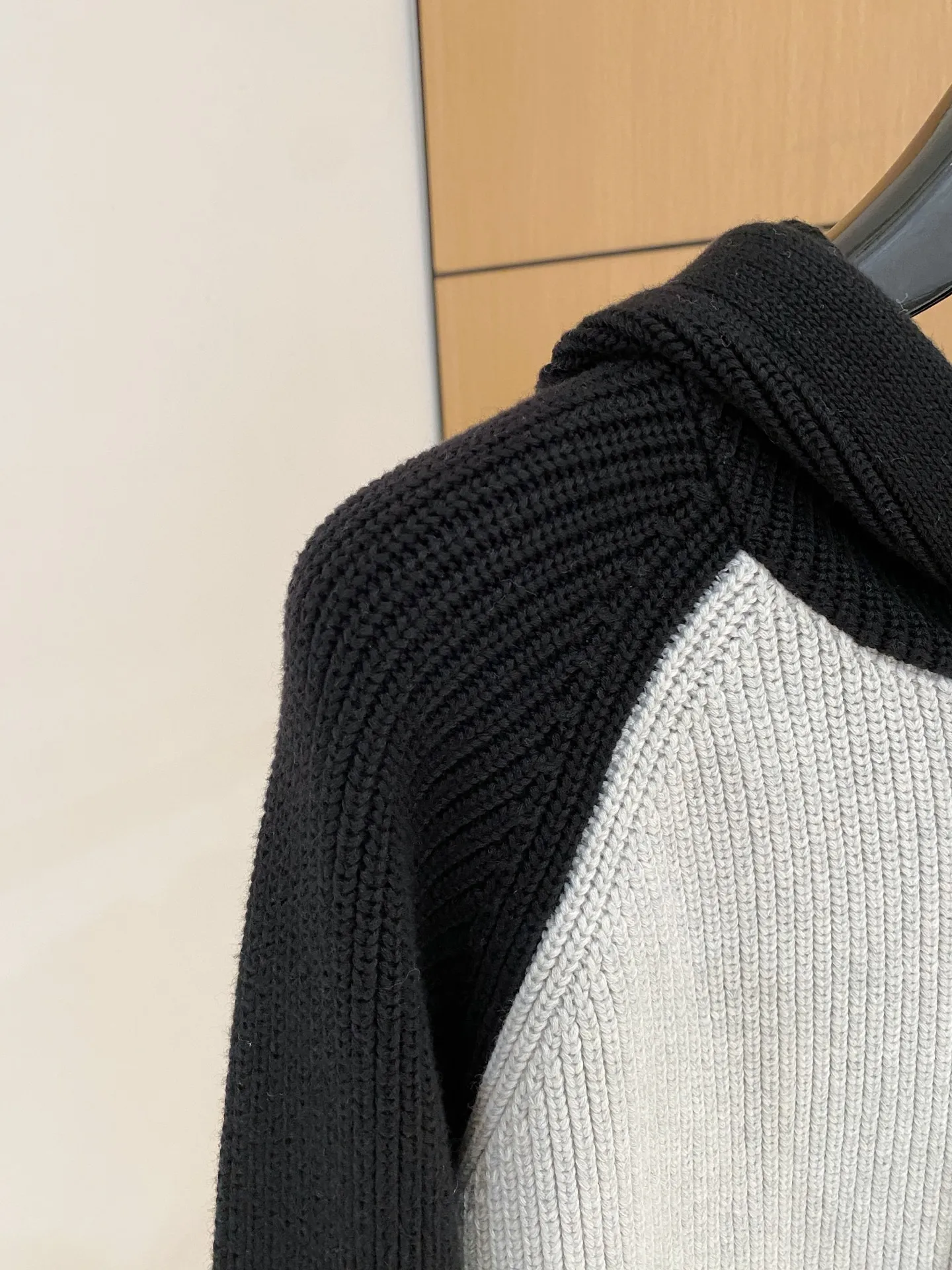 🅿️540 【DIOR】Autumn and winter classic cardigan sweater, in full condition! ! ! Wool blended fabric, the latest model in 2025, golden ratio! ! Slim-fitting soft gold, versatile and practical item, the combination and practicality are extremely powerful, simple and elegant, and classy! To create your own style, it is highly recommended to buy it in two colors. The standard slim fit tailoring process is suitable for both young and old men. It is knitted from wool and will not cause any discomfort! While keeping warm, it is stylish, textured and wearable, and the classic logo with contrasting colors on the chest feels in place! ! Recommended for regular customers! ! Size M-3XL (maximum wear: 190 pounds)